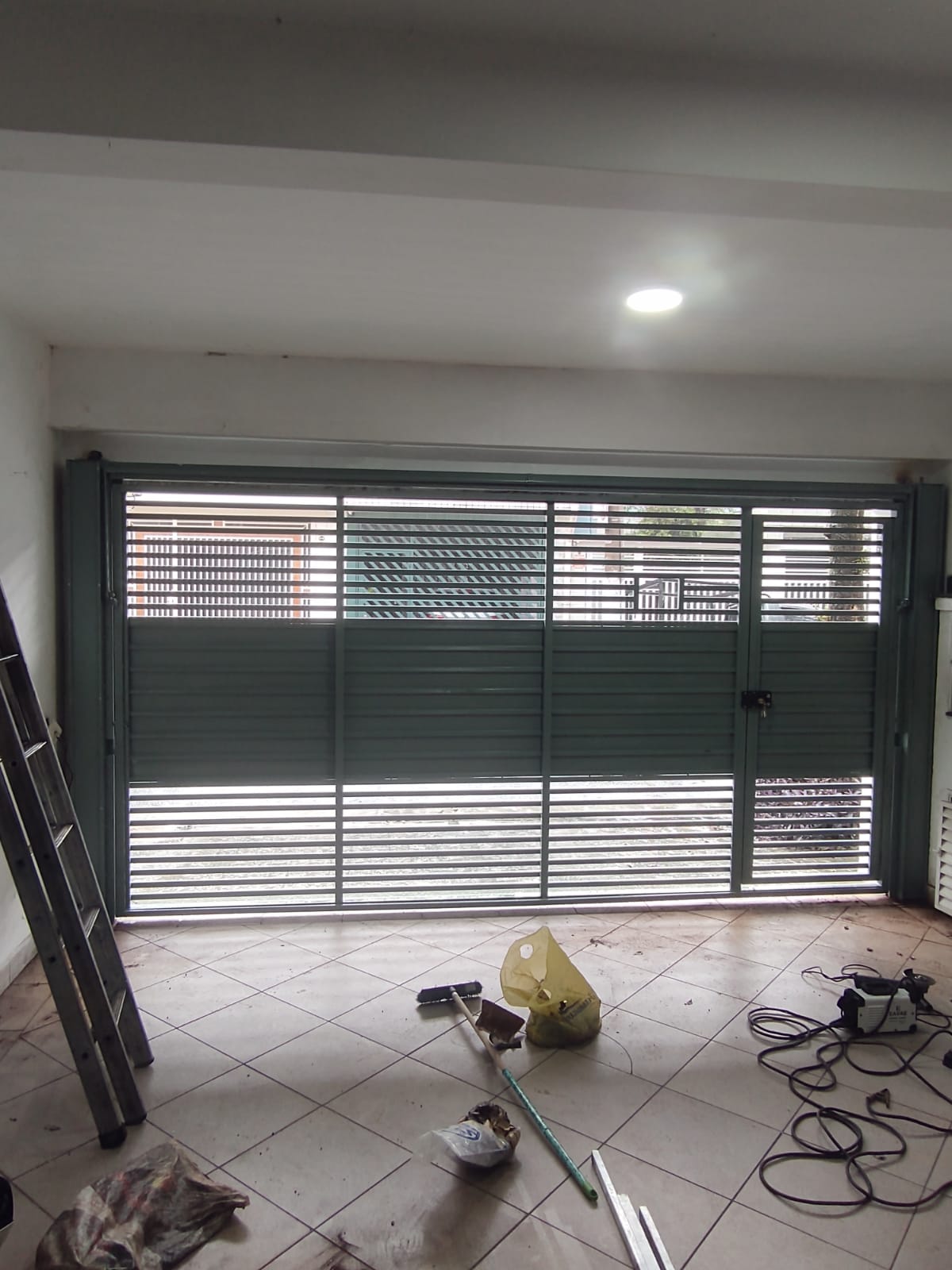 Portão automático instalado para comércio